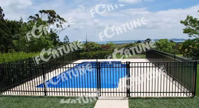 Swimming pool fence